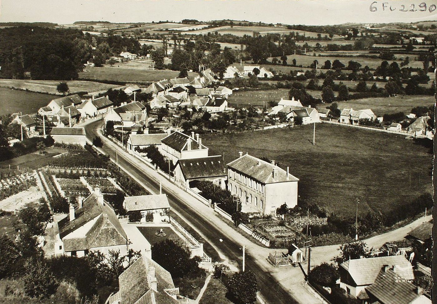 En avion au dessus-de ... Maltat. Vue d'ensemble. Les écoles sur la route nationale.