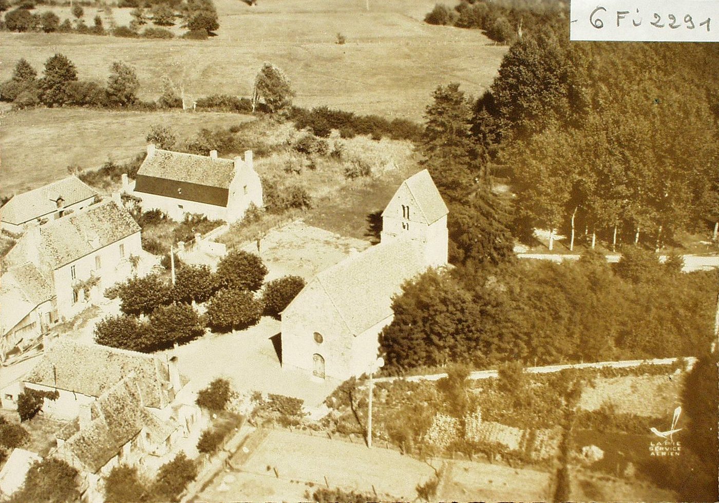 En avion au dessus de ... Maltat. L'église XIe s.