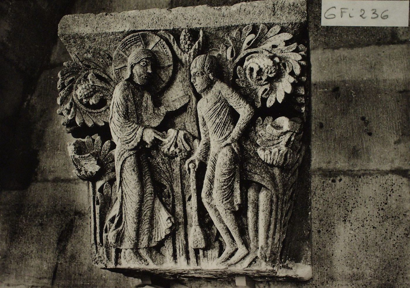 Cathédrale d'Autun. Rencontre de Dieu et de Caïn. Chapiteau (XIIe s.).