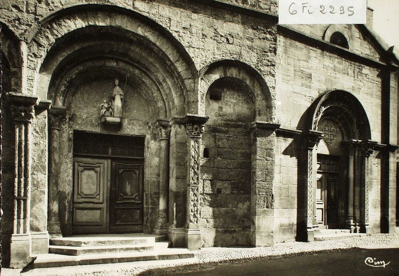 Marcigny. Le porche de l'église.