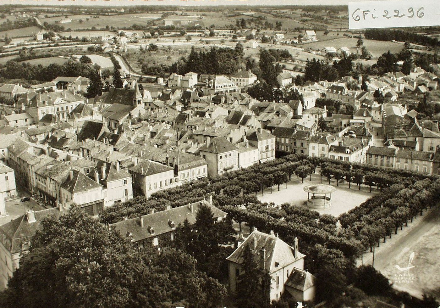 En avion au dessus-de ... Marcigny. La place du Cours.