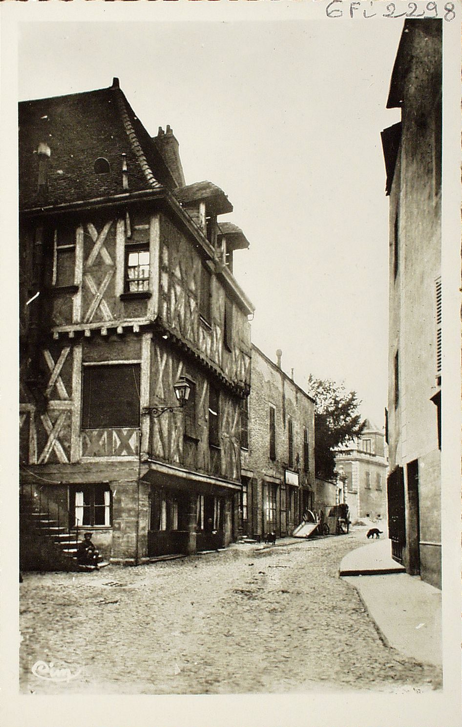 Marcigny. Maison de bois. Ancienne boucherie, important ensemble de constructions du XVe s. bien conservées.