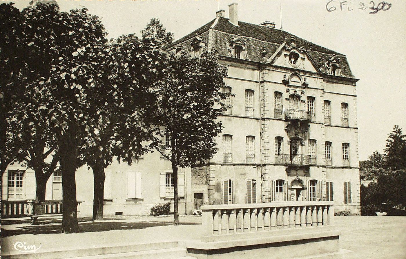 Marcigny. Maison Cudel de Montcolon (fin du XVIIe s.) a servi de prison pendant la terreur.