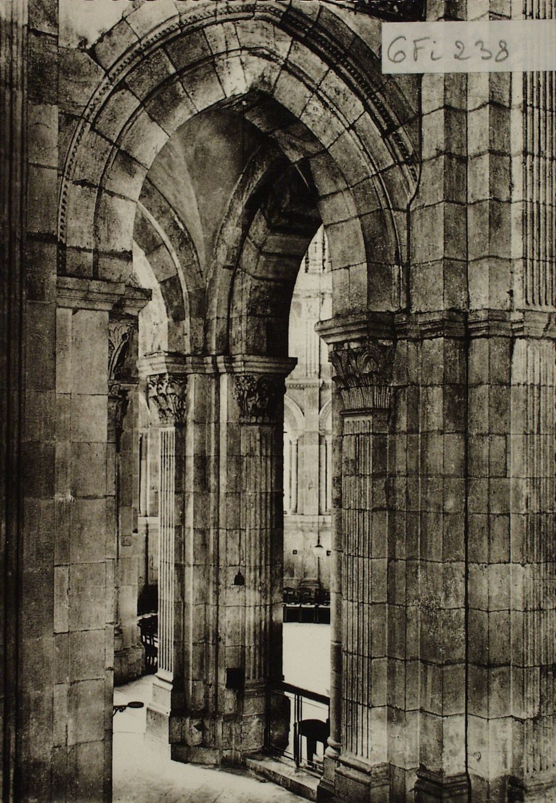 Cathédrale d'Autun. Pilier de la fuite en Egypte (XIIe siècle).