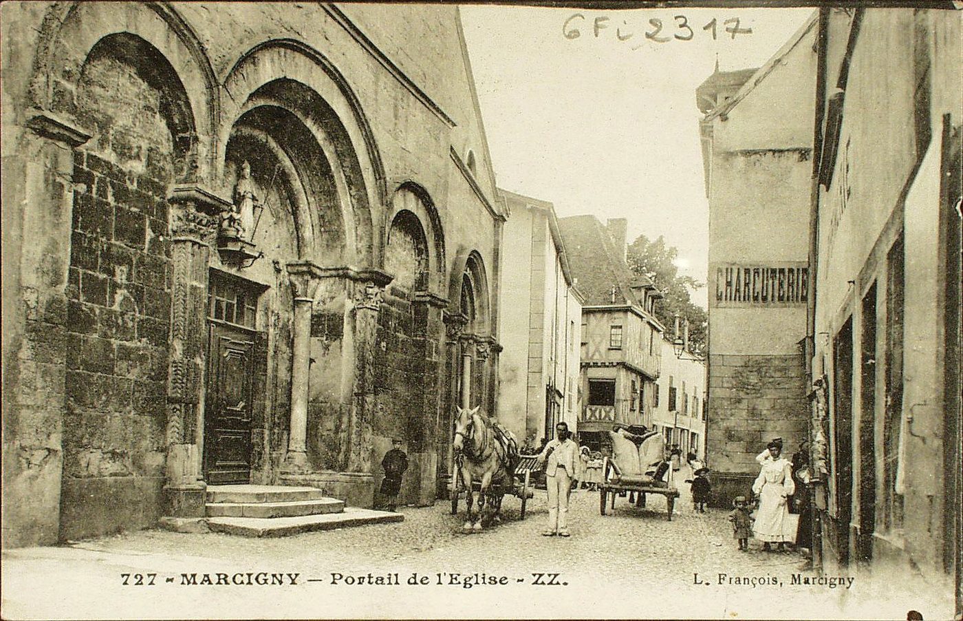 Marcigny. Portail de l'église.