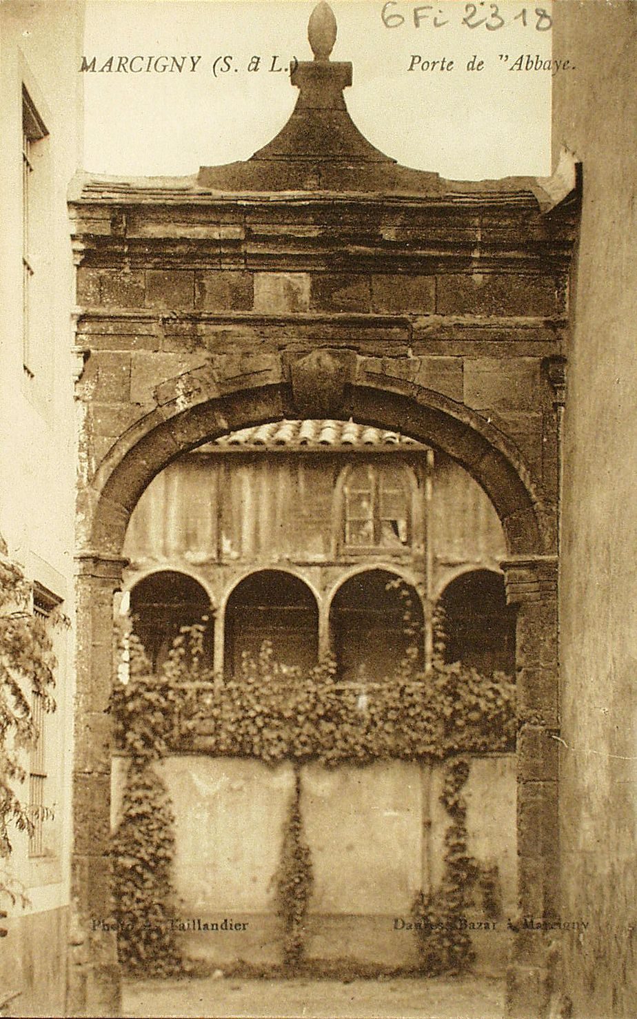 Marcigny. Porte de l'abbaye.