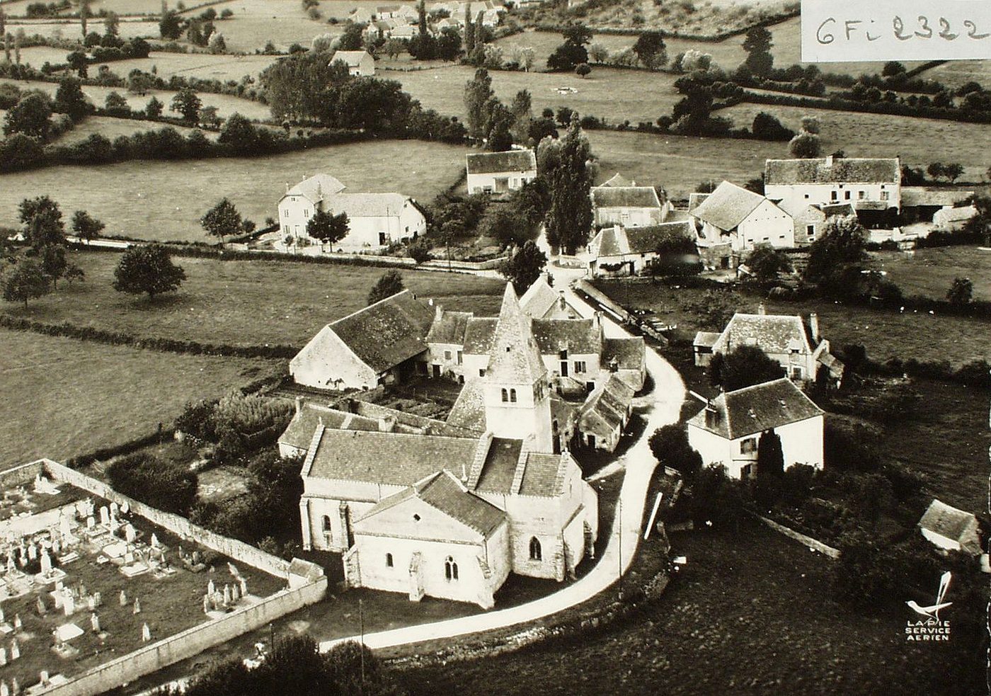En avion de ... Marcilly-lès-Buxy. L'église et le bourg.