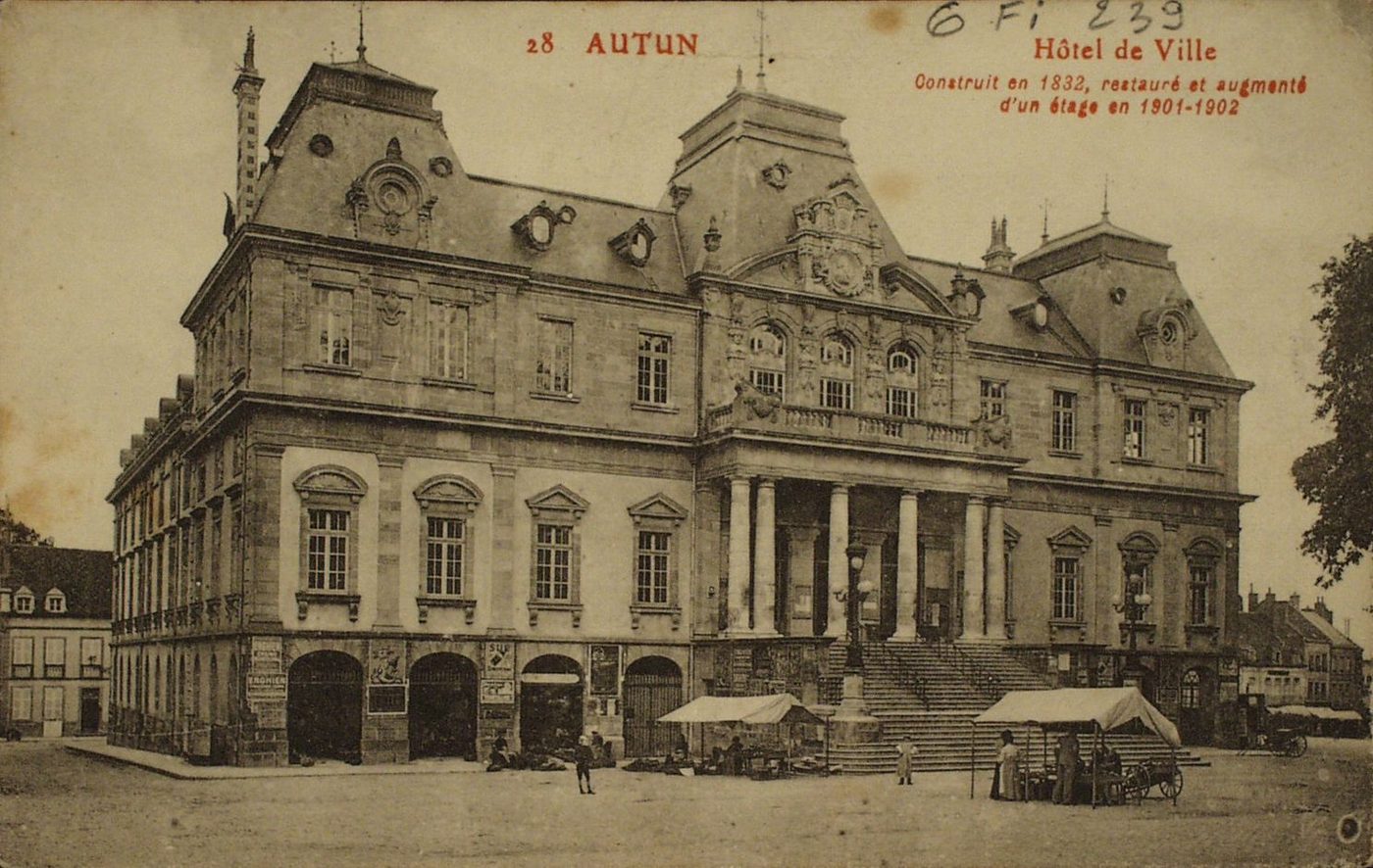 Autun. Hôtel de ville. Construit en 1832, restauré et augmenté d'un étage en 1901 - 1902.