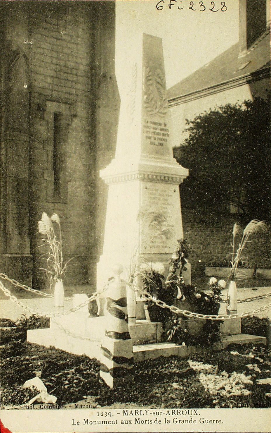 Marly-sur-Arroux. Le monument aux morts de la grande guerre.