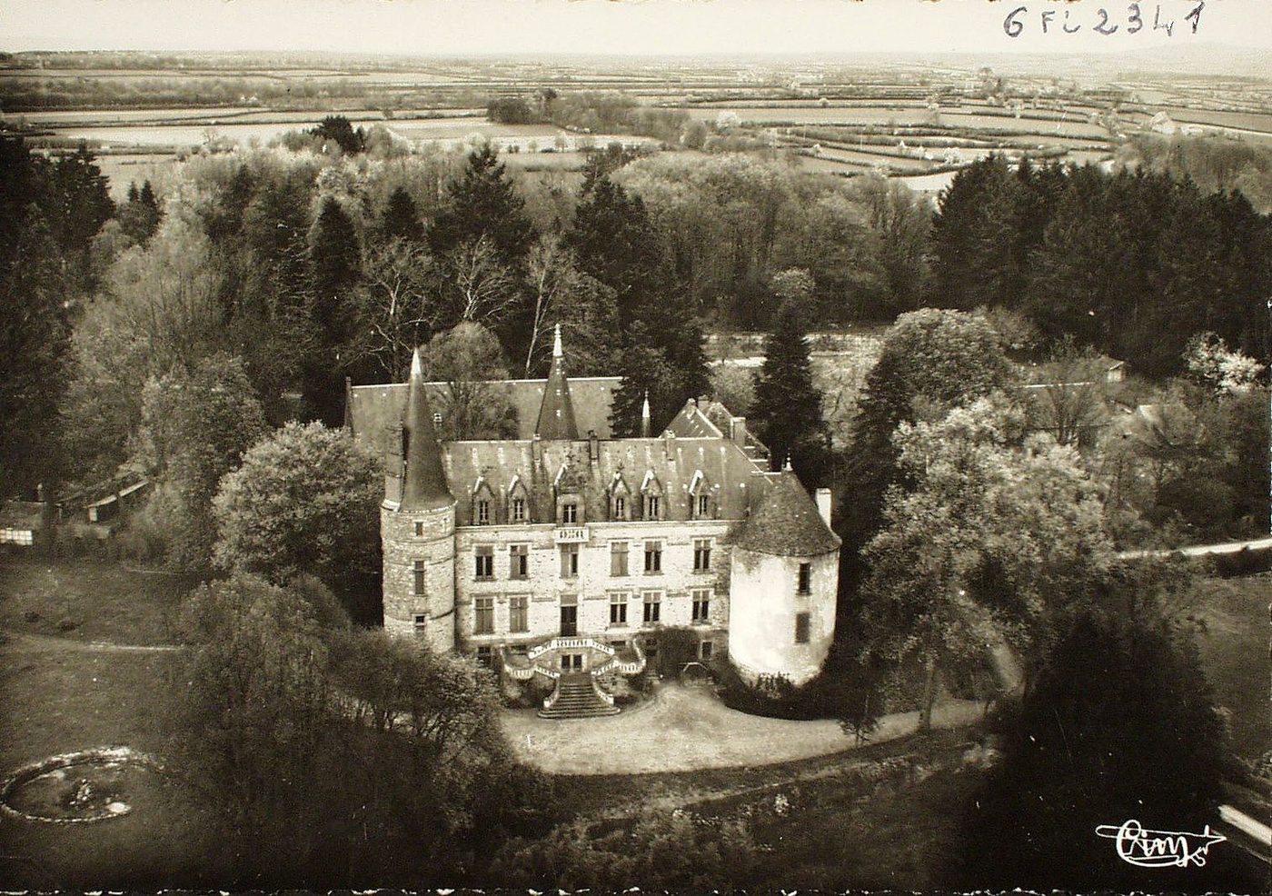 La Bourgogne historique et monumentale. Château de Martigny-le-Comte. Dans un site splendide, sur l'emplacement d'une luxueuse villa romaine édifiée alors que les familles patriciennes de Rome recherchaient Martigny pour l'efficacité de ses eaux s'éleva un puissant château-fort. Anéanti au XIe s., il fut rebâti, pillé et brûlé à bien des reprises, tant par les normands que par les Armagnacs. Les familles de Martigny, de la Guiche (branche aînée), de Chazeron, le chancelier Rollin de Cossé-Brissac de Beaumont s'y succédèrent ; restauré par le comte de Beaumont en 1878. Vue aérienne.