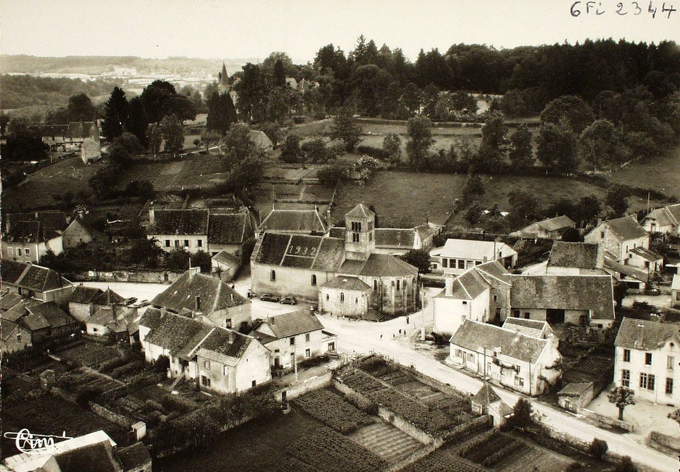 Martigny-le-Comte. Le bourg. Vue aérienne.