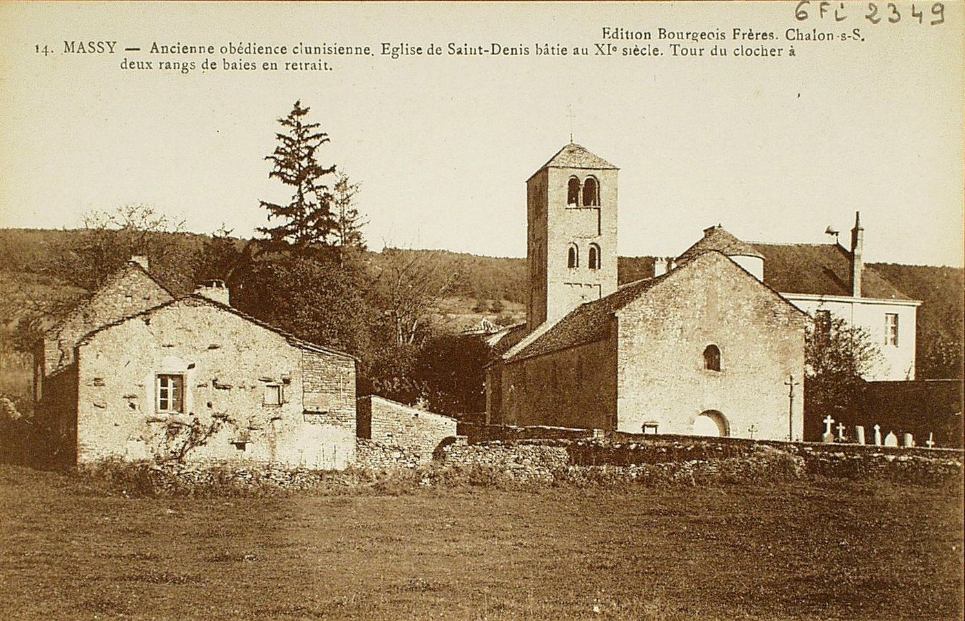Massy. Ancienne obédience clunisienne. Eglise de Saint-Denis bâtie au XIe s. Tour du clocher à deux rangs de baies en retrait.