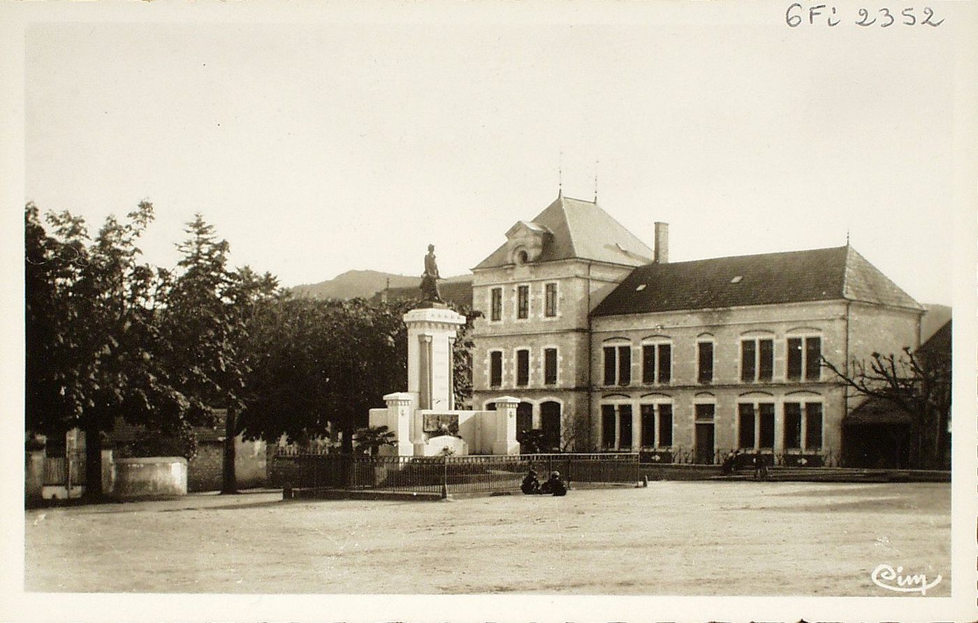 Matour. Groupe scolaire. Monument aux morts.