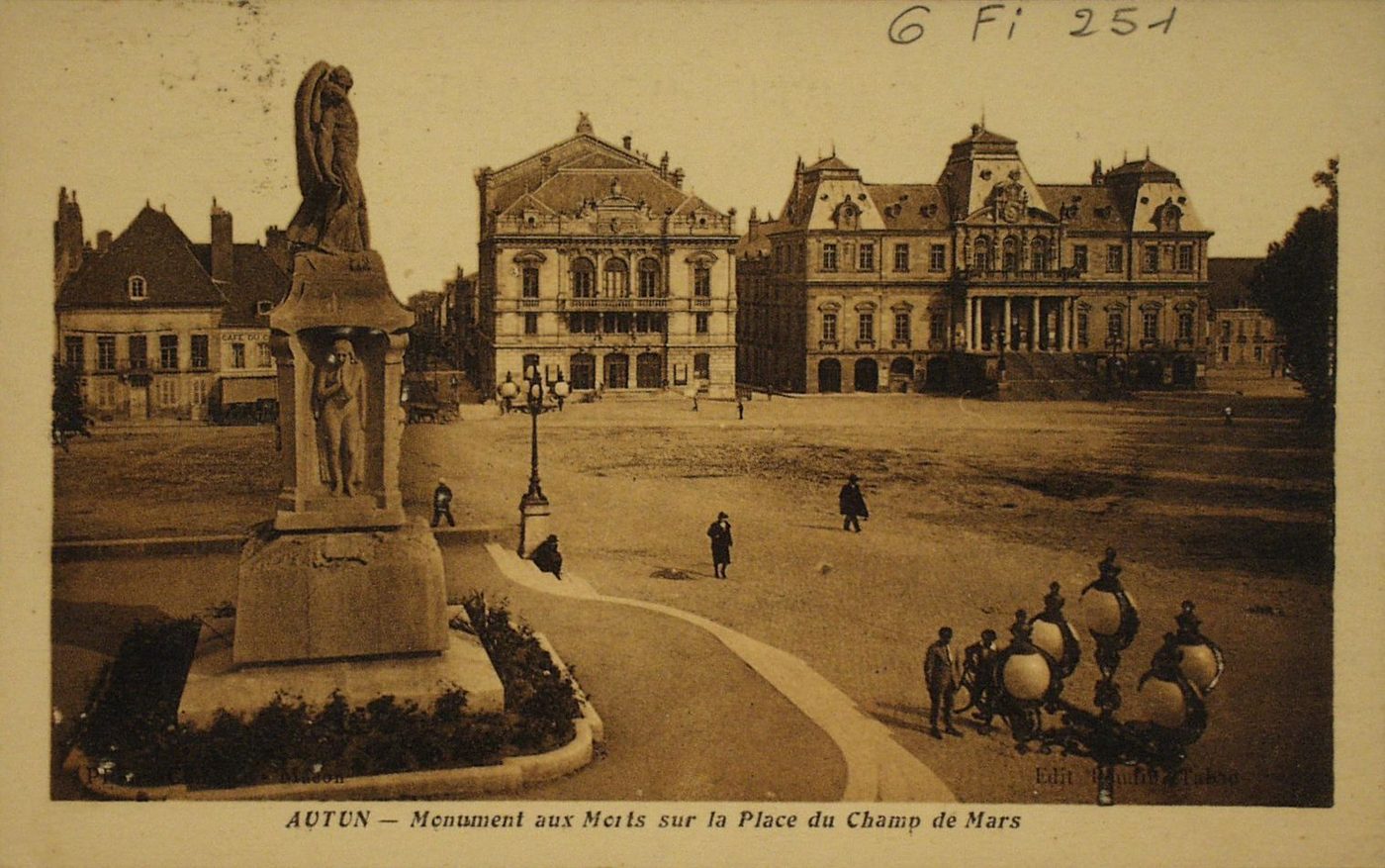 Autun. Monument aux morts sur la place du Champ de Mars.