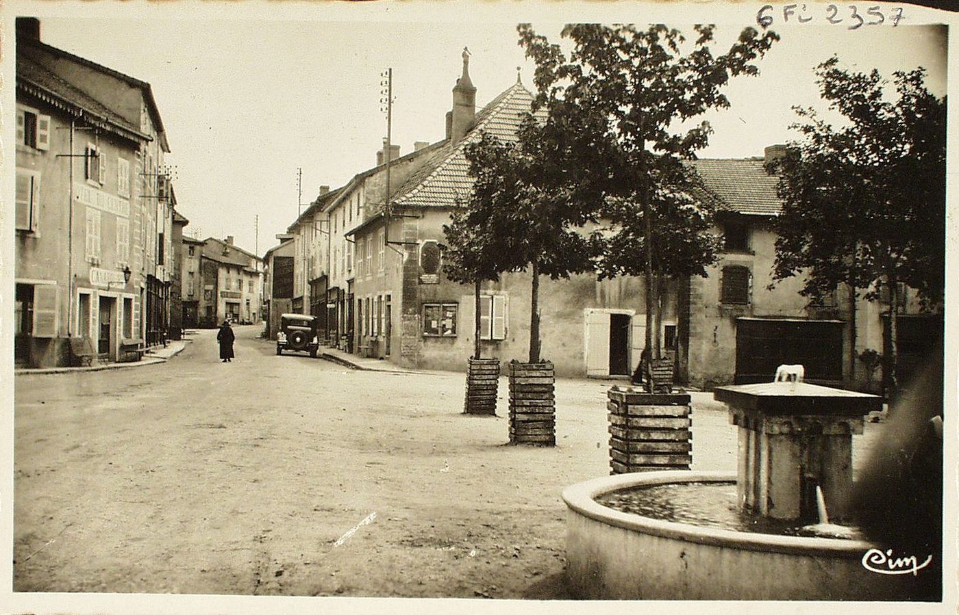 Matour. La place. Route de Mâcon.