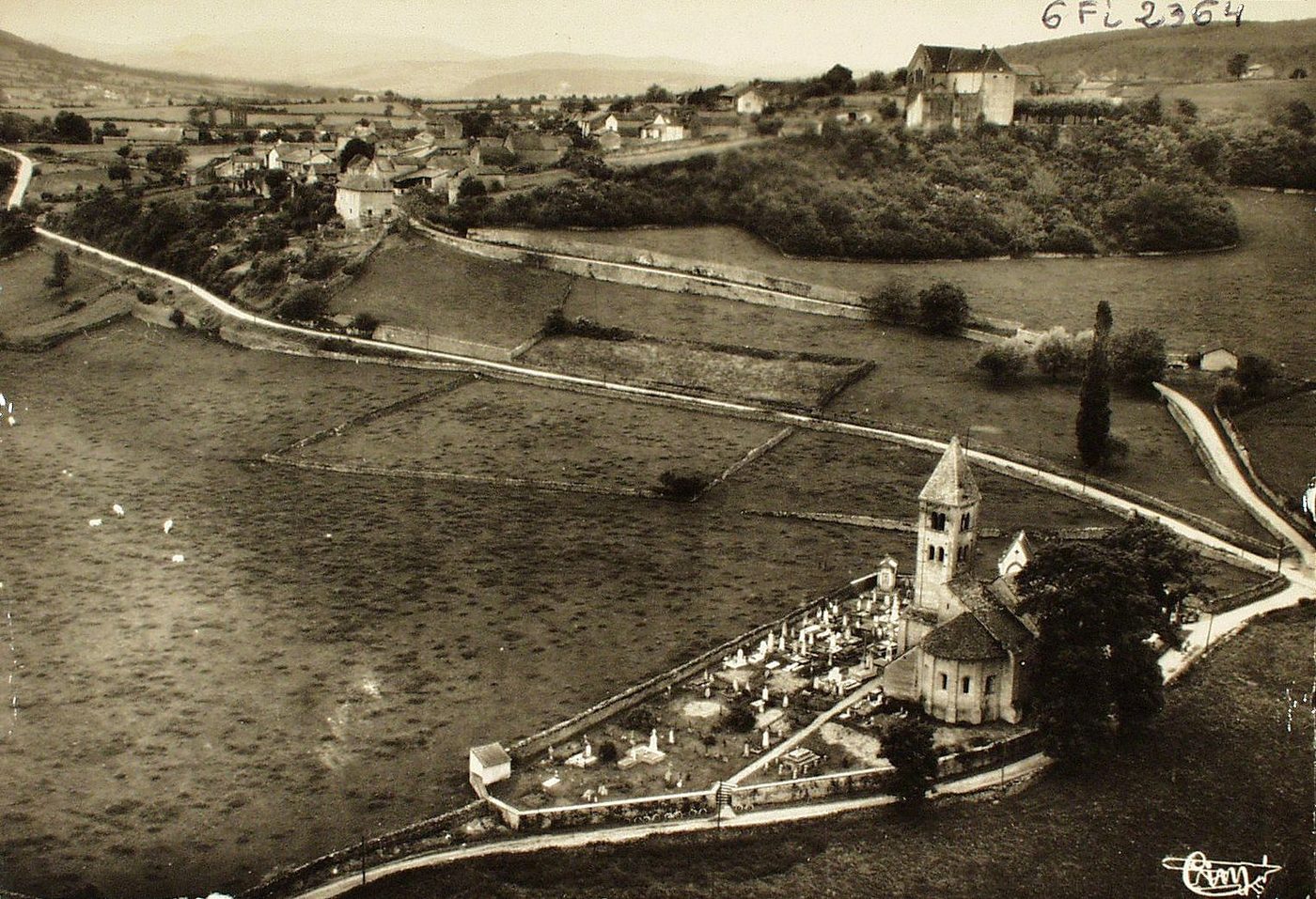 Mazille. Vue aérienne sur l'église et le château des Moines.