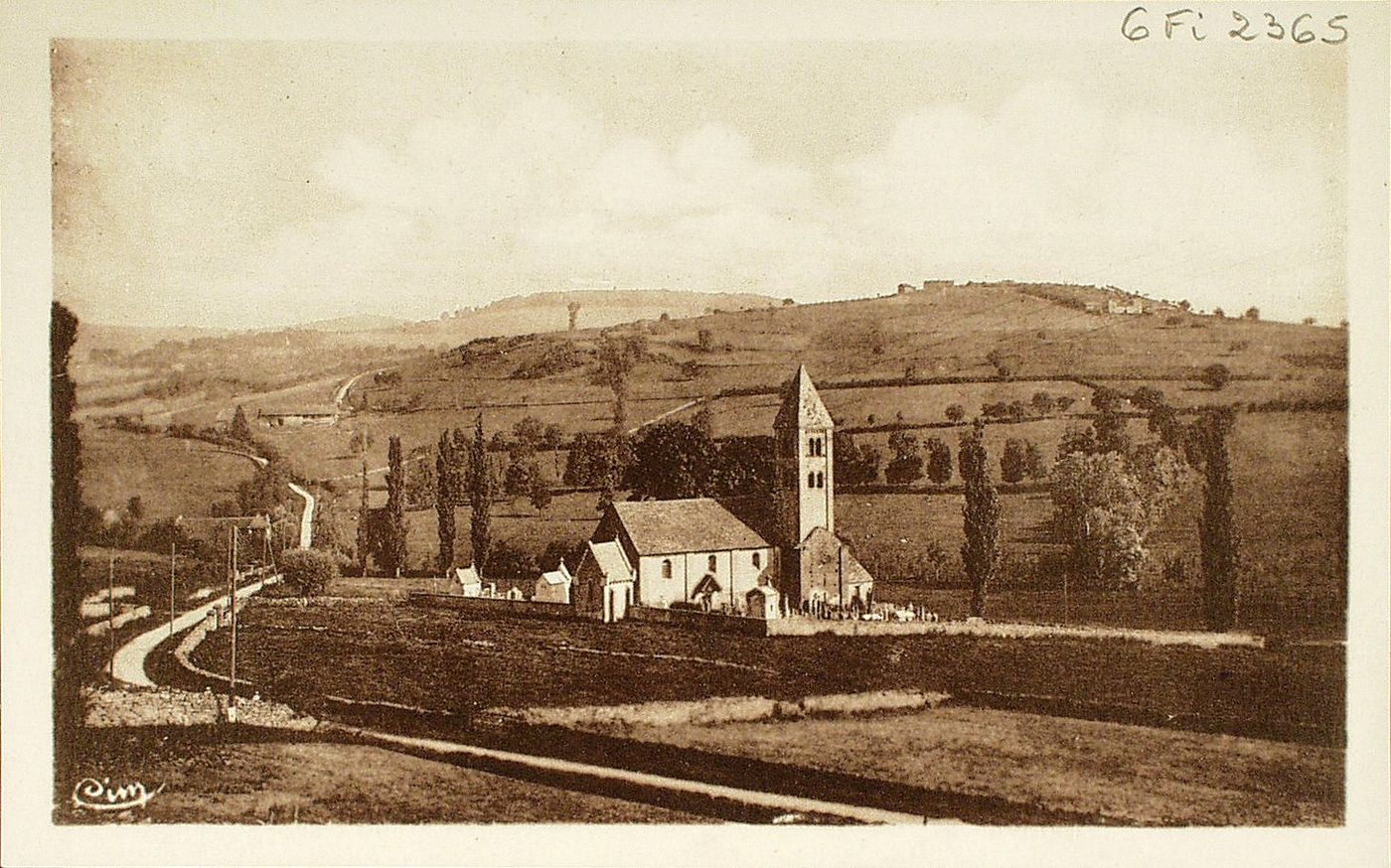 Mazille. Eglise et coteau de Chaumont