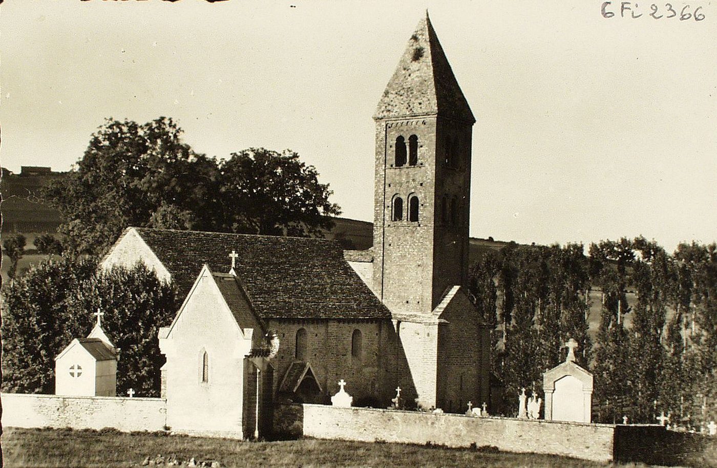 Mazille. Eglise. Monument historique. Face ouest.