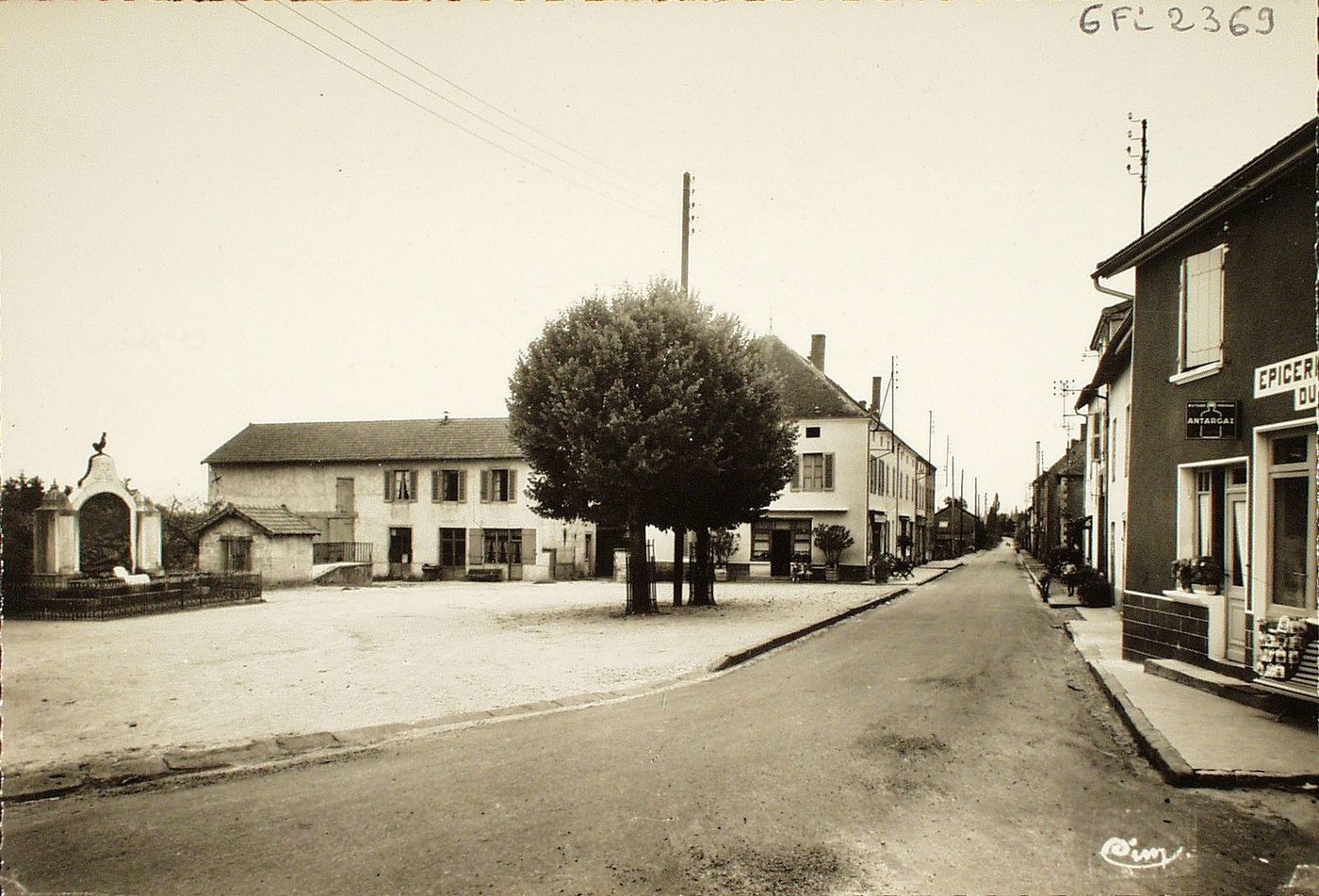 Melay. La place.