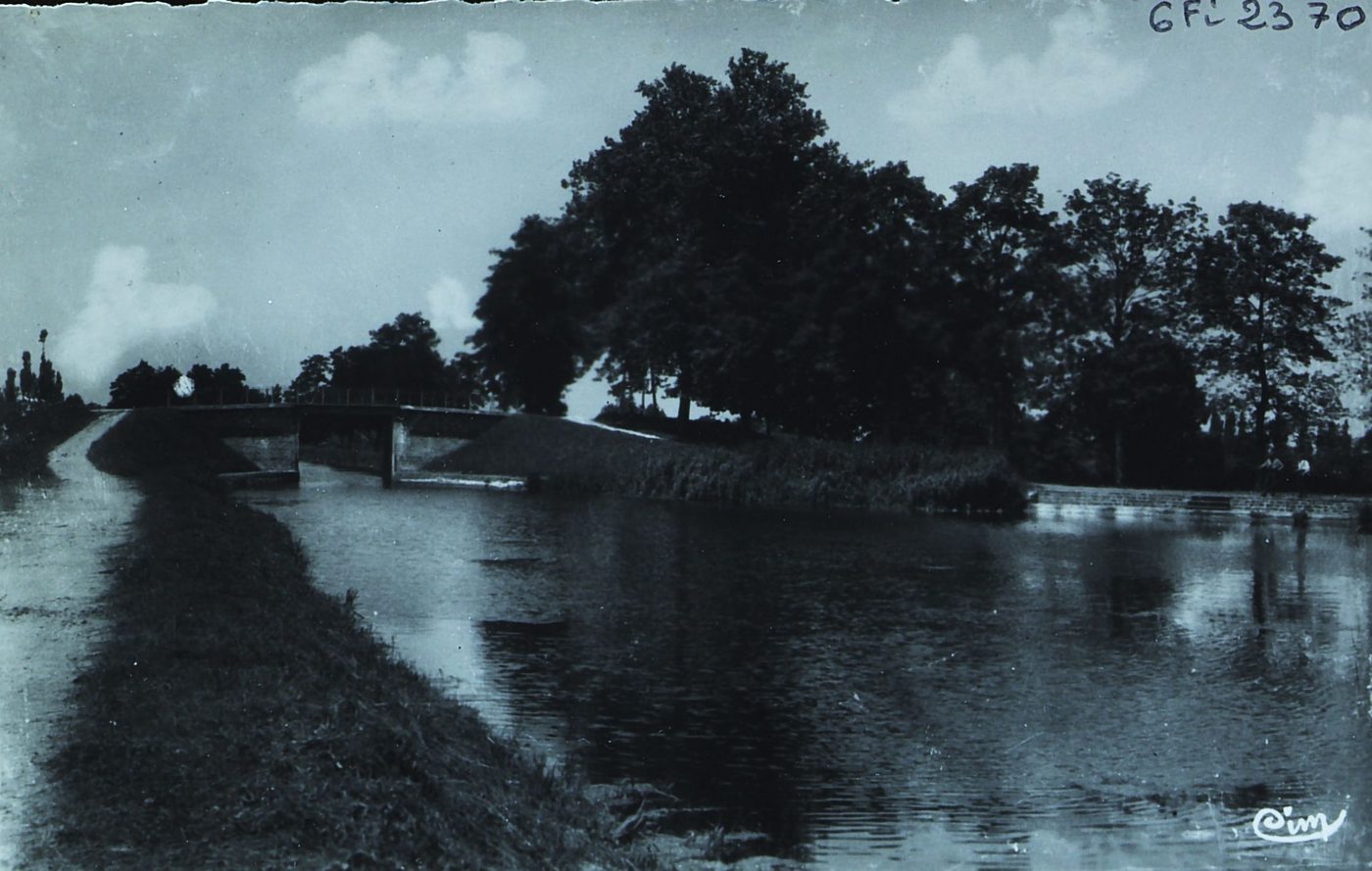 Melay. Le pont du bassin.