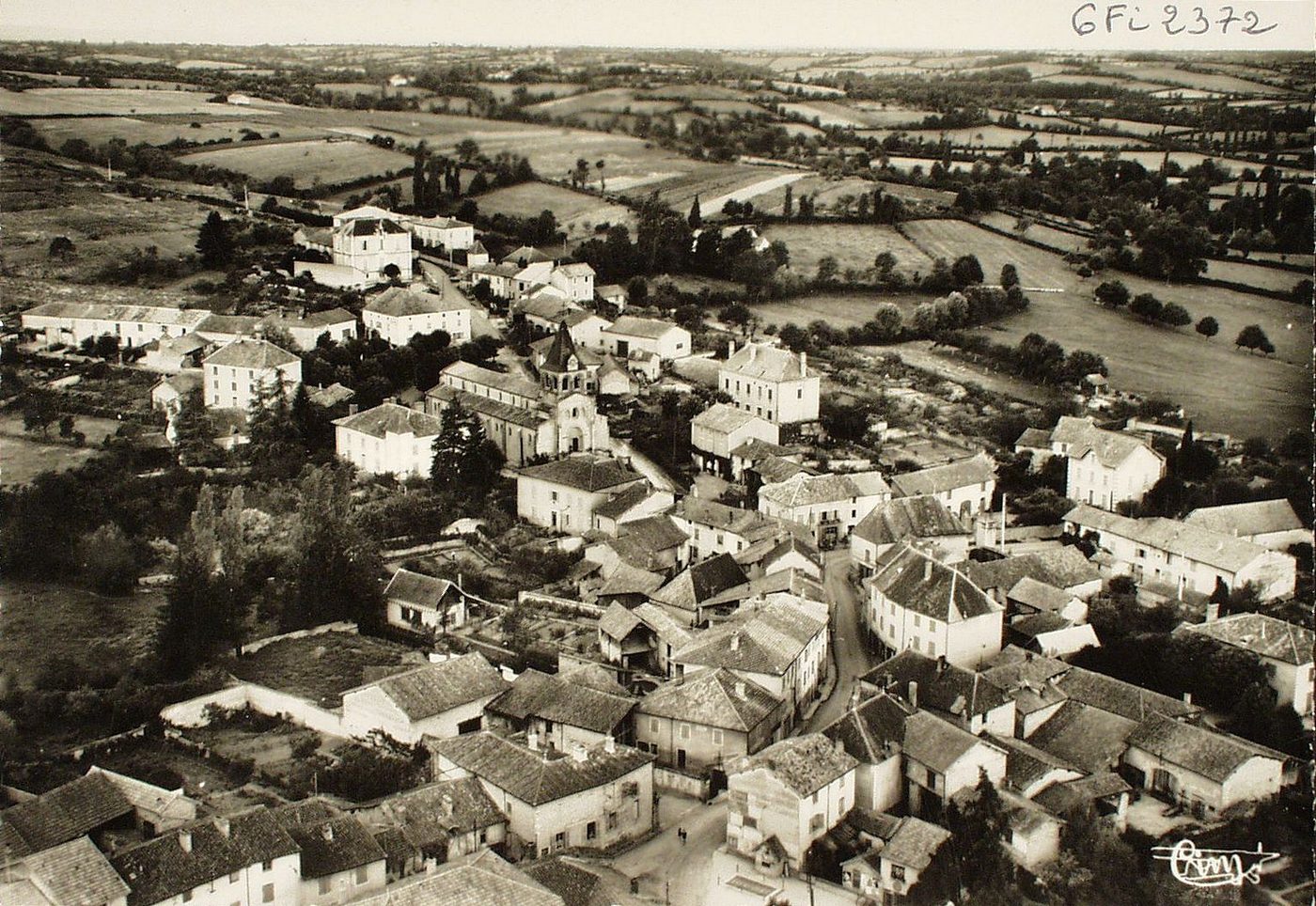 Melay. Vue aérienne sur le village.