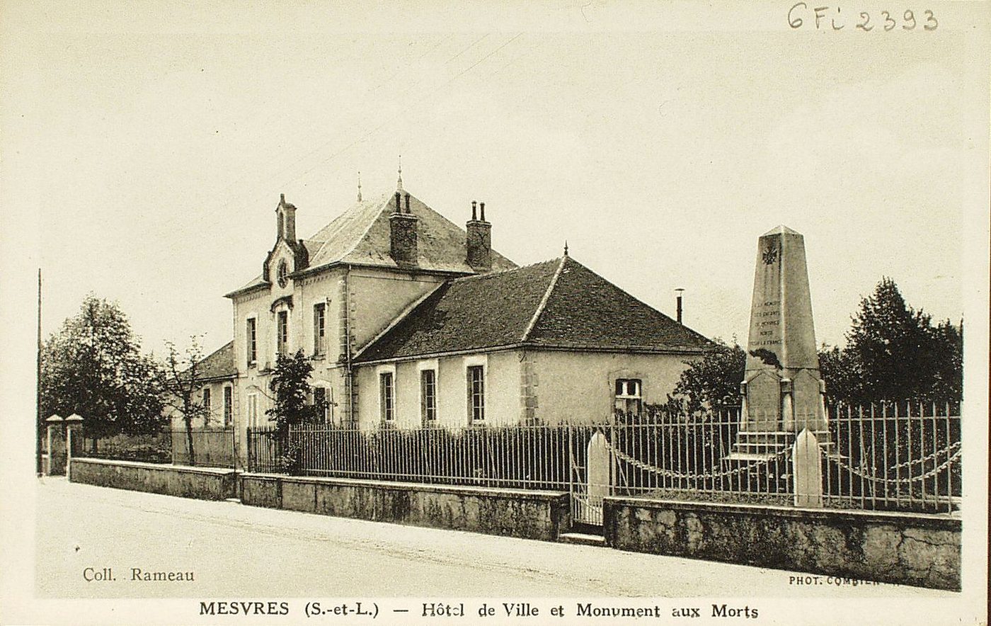 Mesvres. Hôtel de ville et monument aux morts.