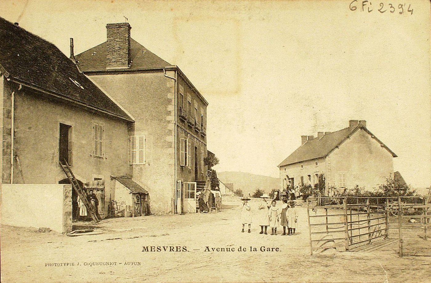 Mesvres. Avenue de la Gare.