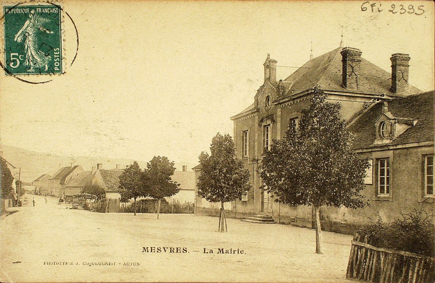 Mesvres. La mairie.