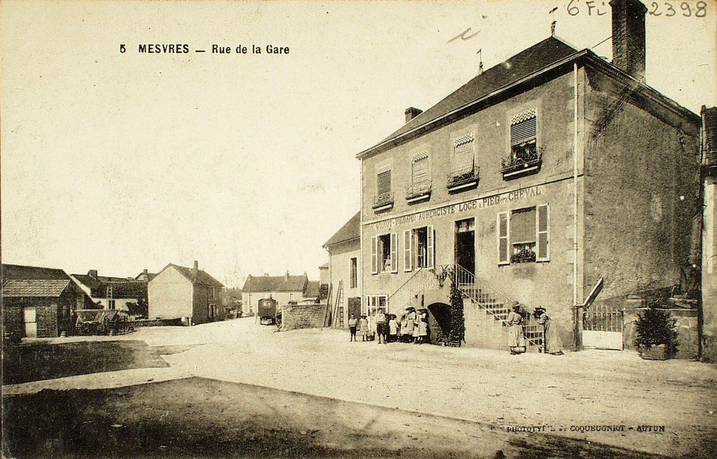 Mesvres. Rue de la Gare.