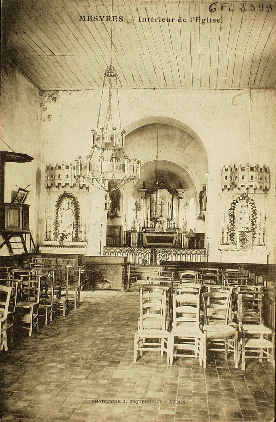 Mesvres. Intérieur de l'église.