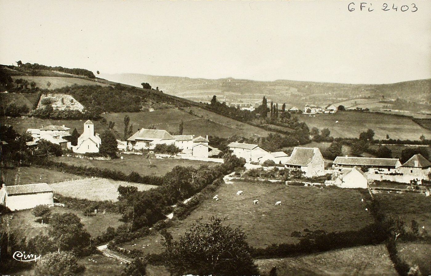 Meulin. 303 habitants. A 2 km 1/2 de la gare Chapelle-Meulin. Situé sur le penchant de la colline de Marcon ; territoire montagneux arrosé par le ruisseau dit "de Trente-sac". Eglise ancienne avec chemin de croix du XVIIe s.
