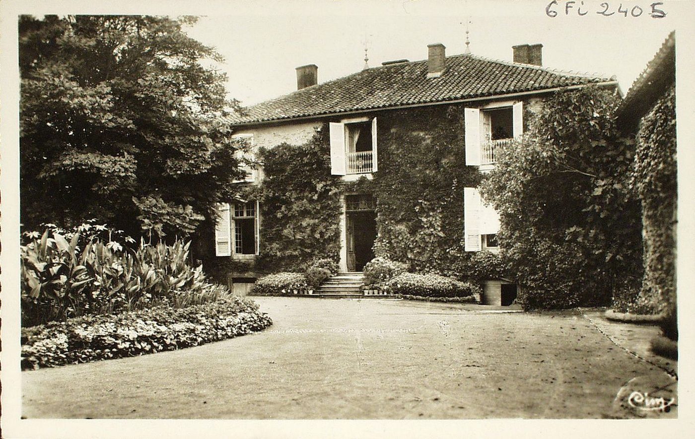 Souvenirs de Lamartine. Milly-Lamartine. Maison de Lamartine. "Bientôt peut être....Ecarte, ô mon Dieu ! ce présage ! Bientôt un étranger, inconnu du village, Viendra, l'or à la main, s'emparer de ces lieux Qu'habite encore pour nous l'ombre de nos aïeux, Et d'où nos souvenirs des berceaux et des tombes S'enfuiront à sa voix comme un nid de colombes." (Milly ou la Terre natale).