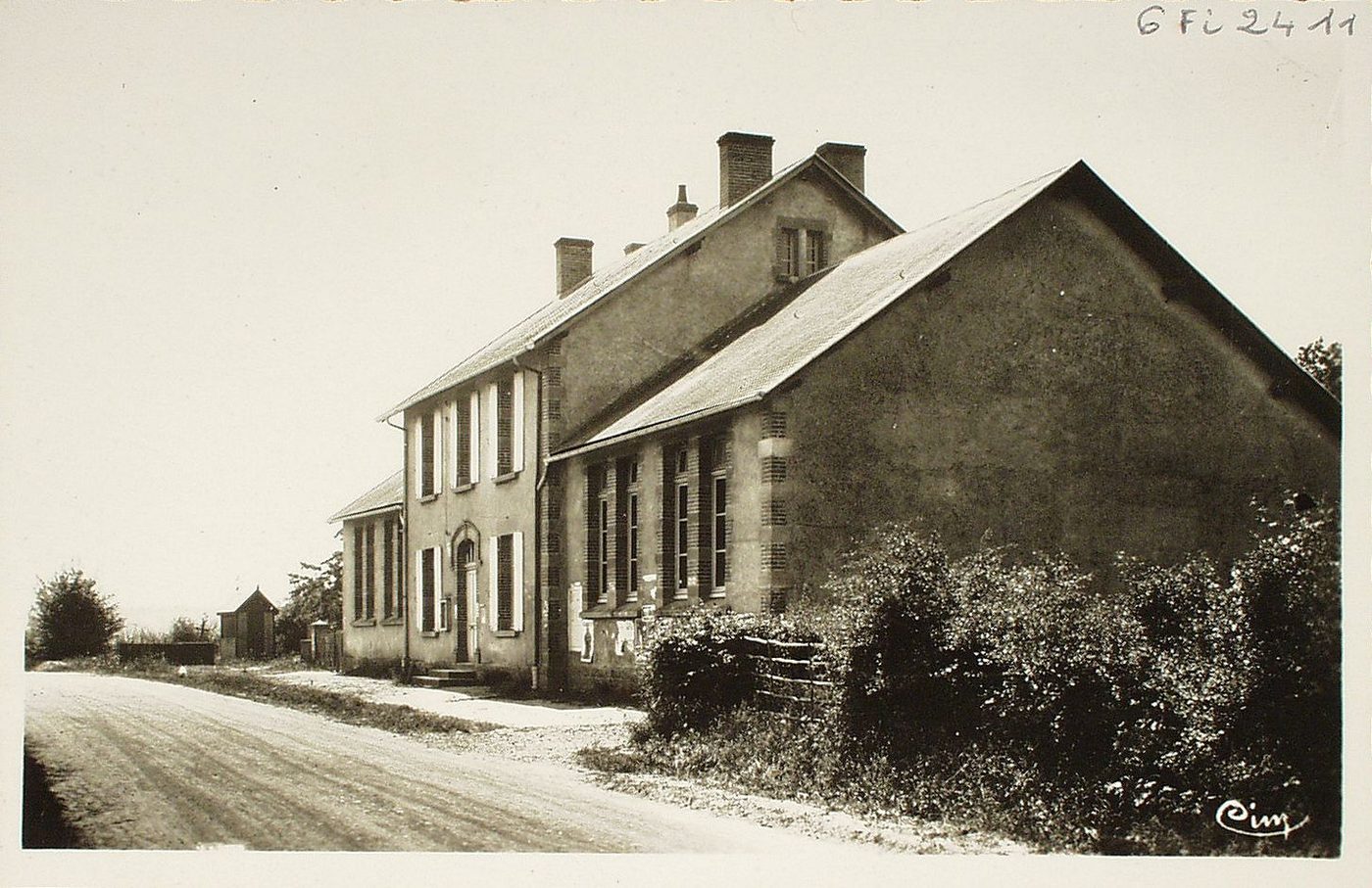 Mont. Ecole et mairie.