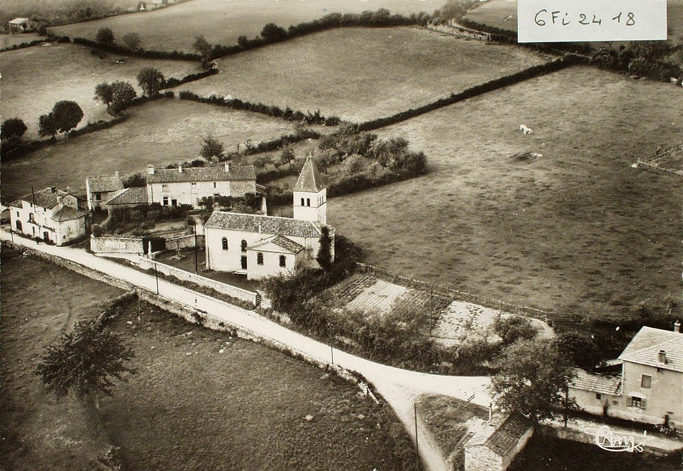 Montagny-lès-Buxy. Vue aérienne. L'église.