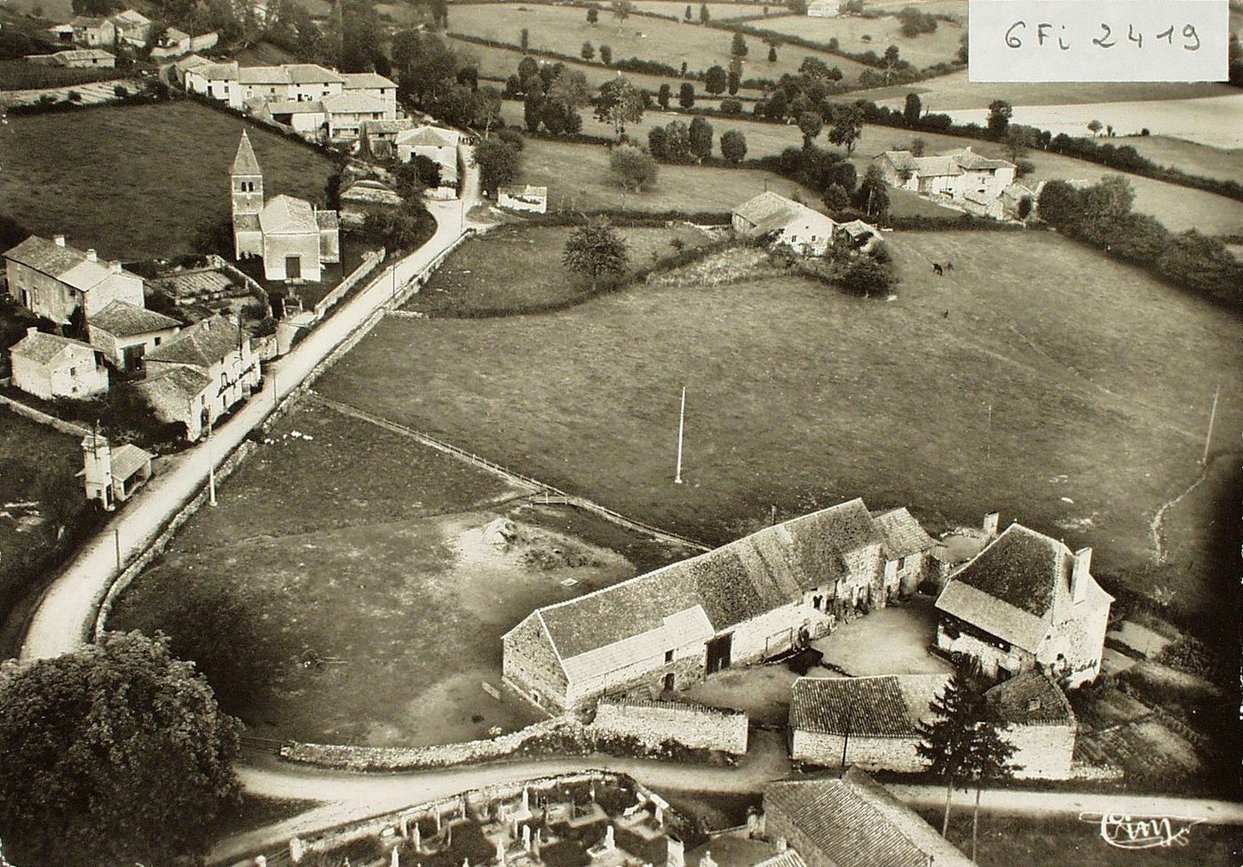 Montagny-sur-Grosne. Vue aérienne. Le bourg.