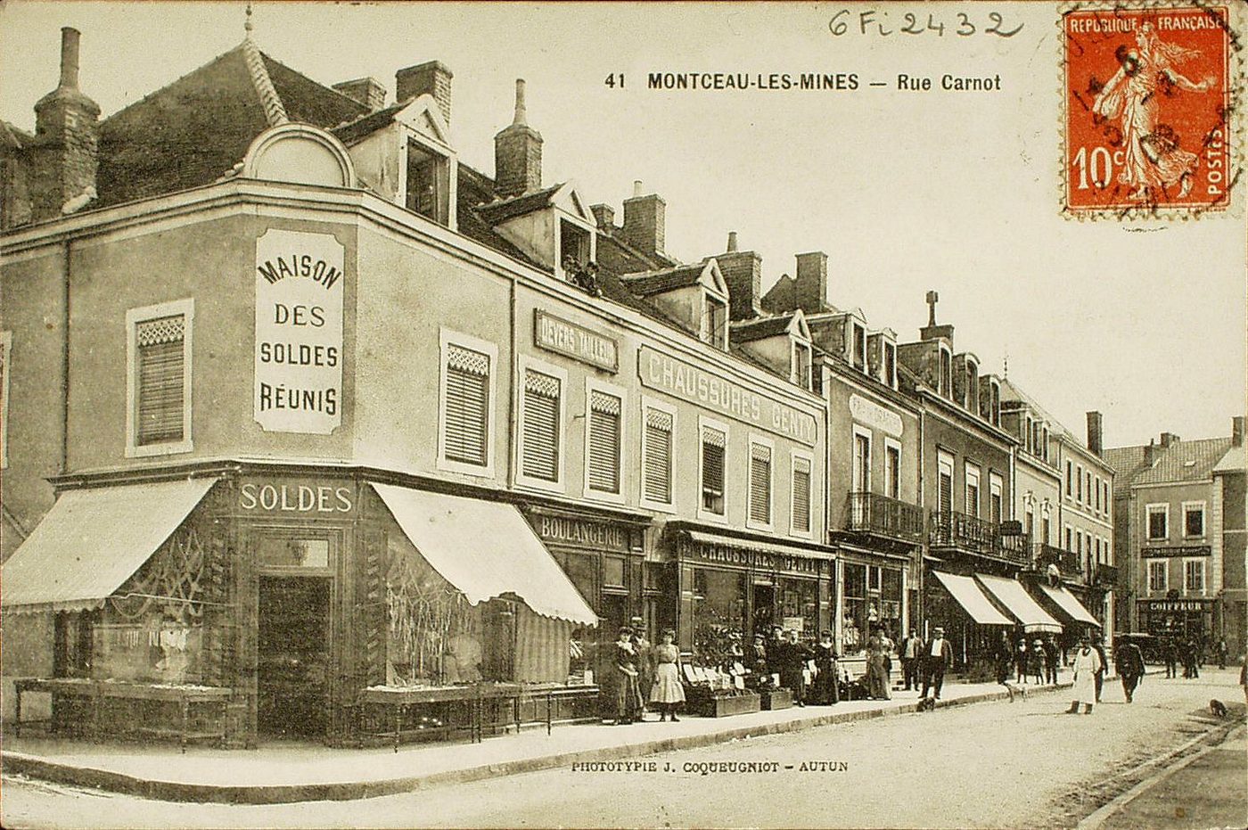 Montceau-les-Mines. Rue Carnot.