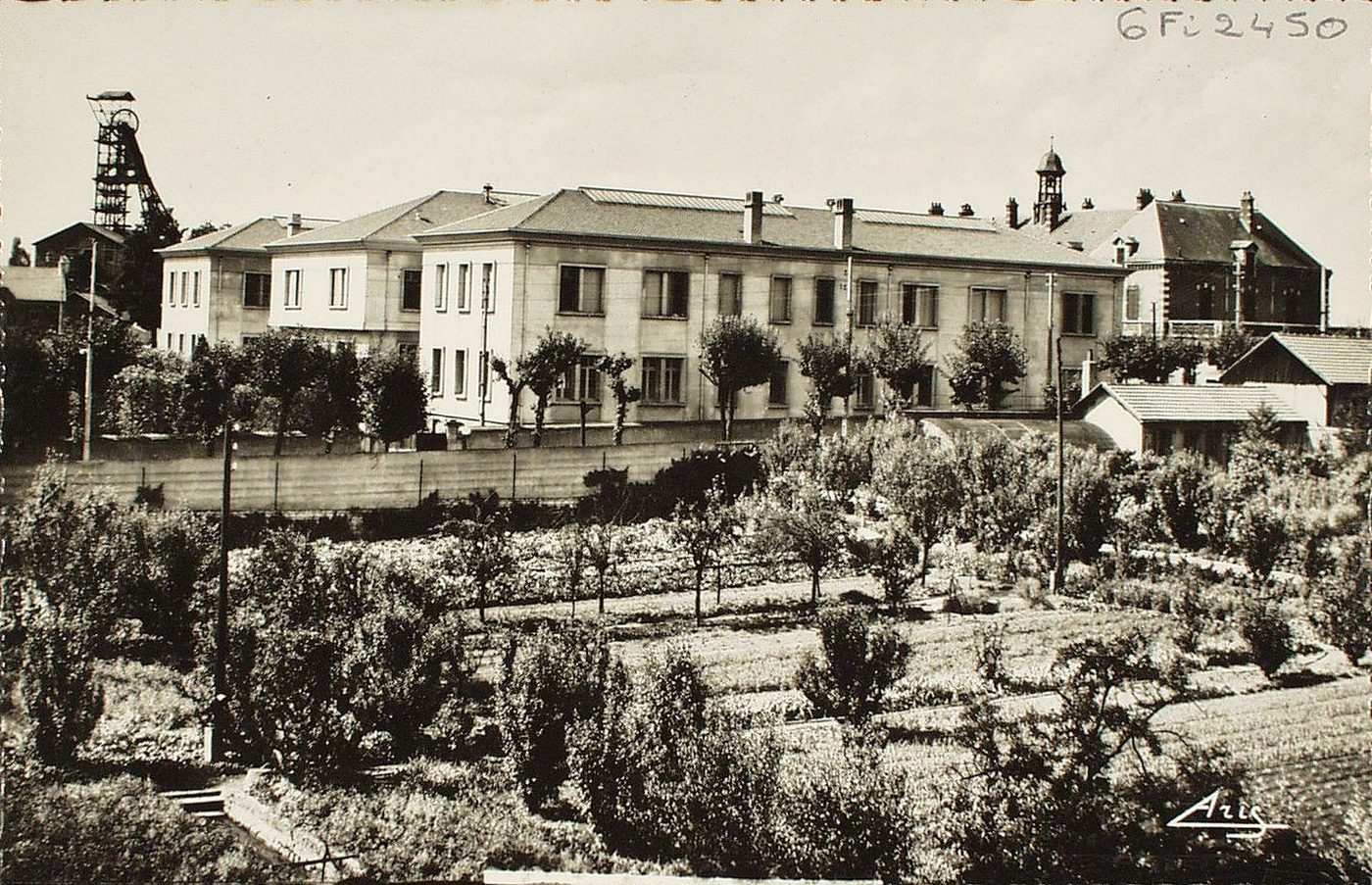 Montceau-les-Mines. L'hôpital et le puits des Alouettes.