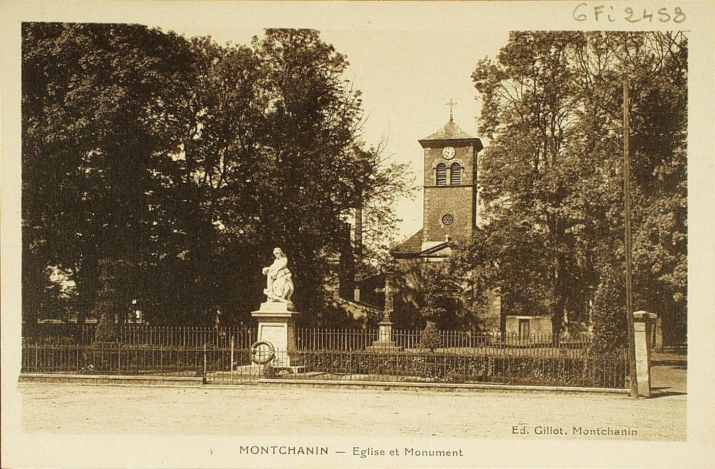 Montchanin. Eglise et monument.