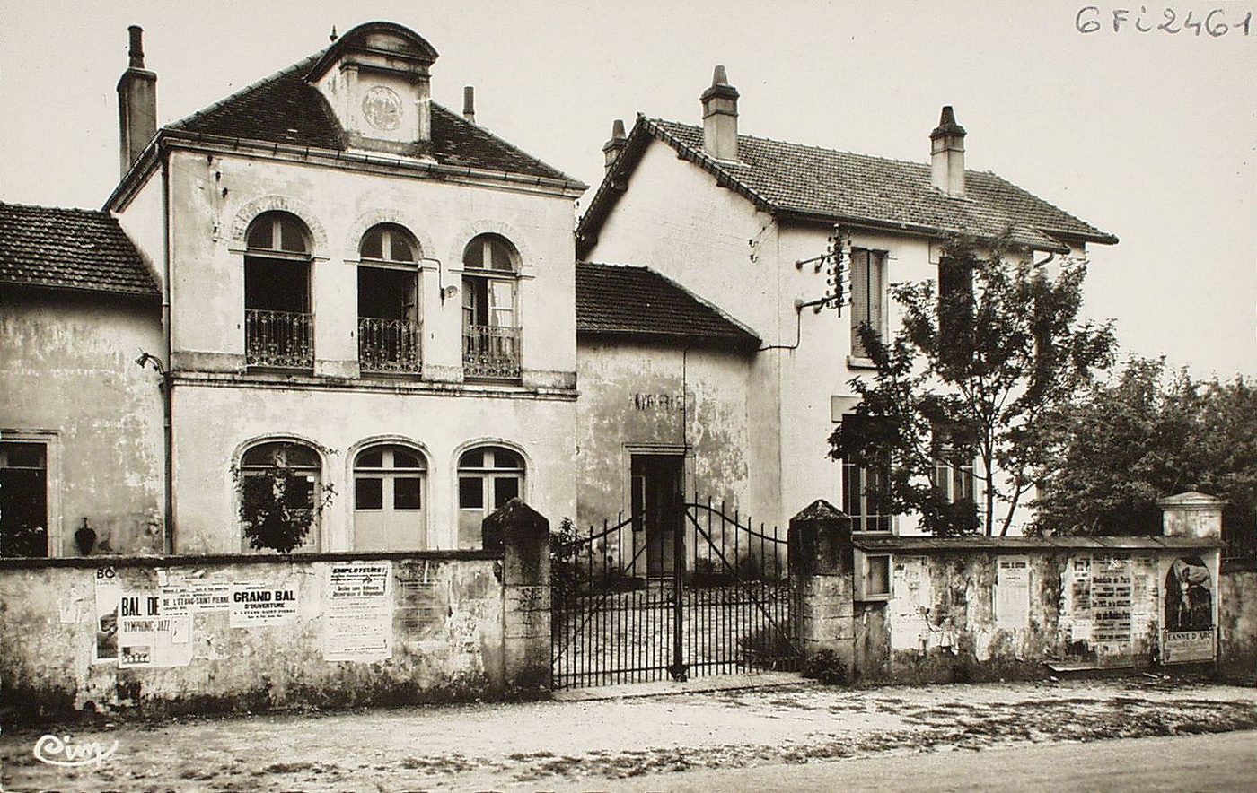 Montchanin-le-Haut. La mairie et les écoles.