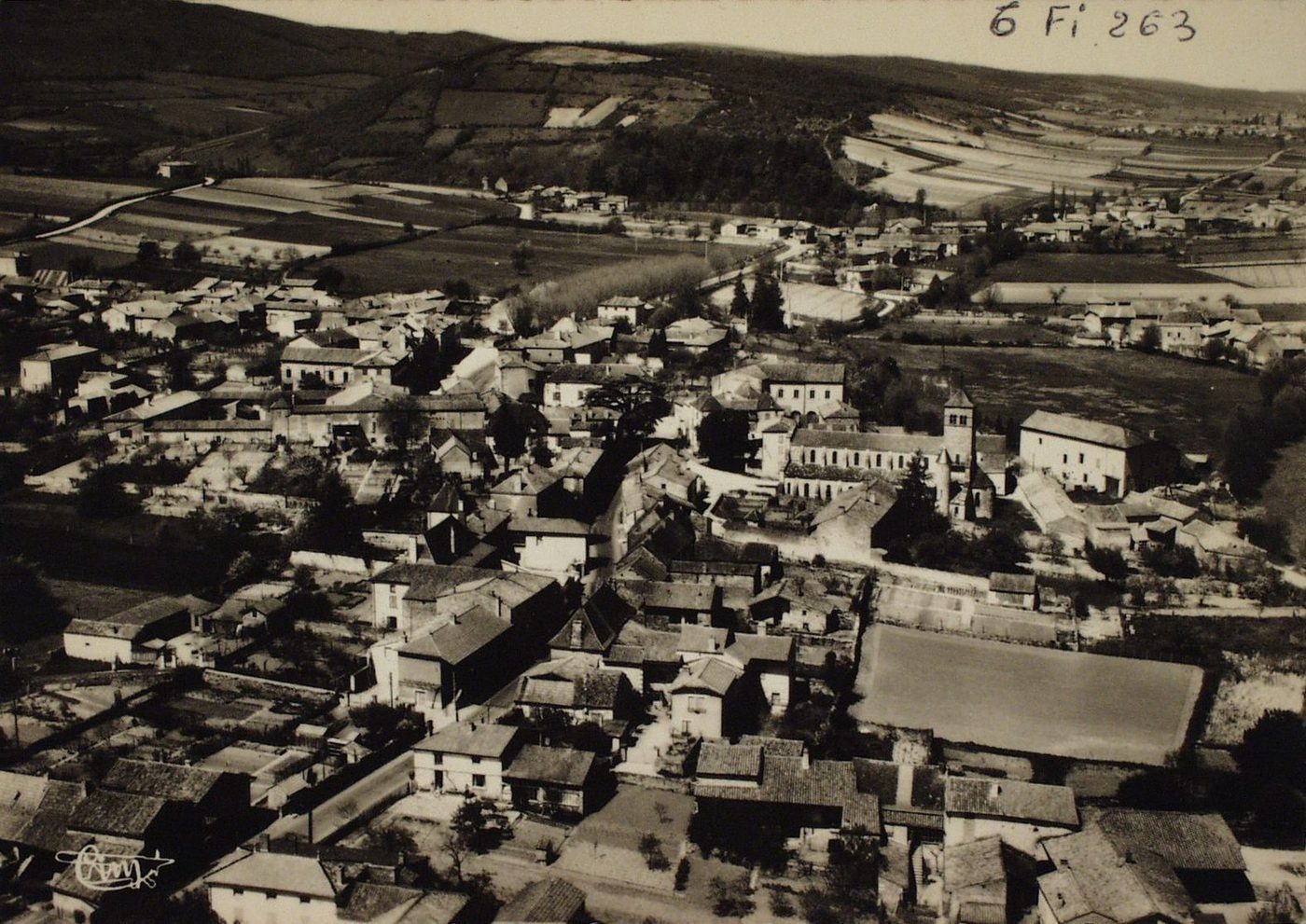 Azé. Vue générale aérienne.