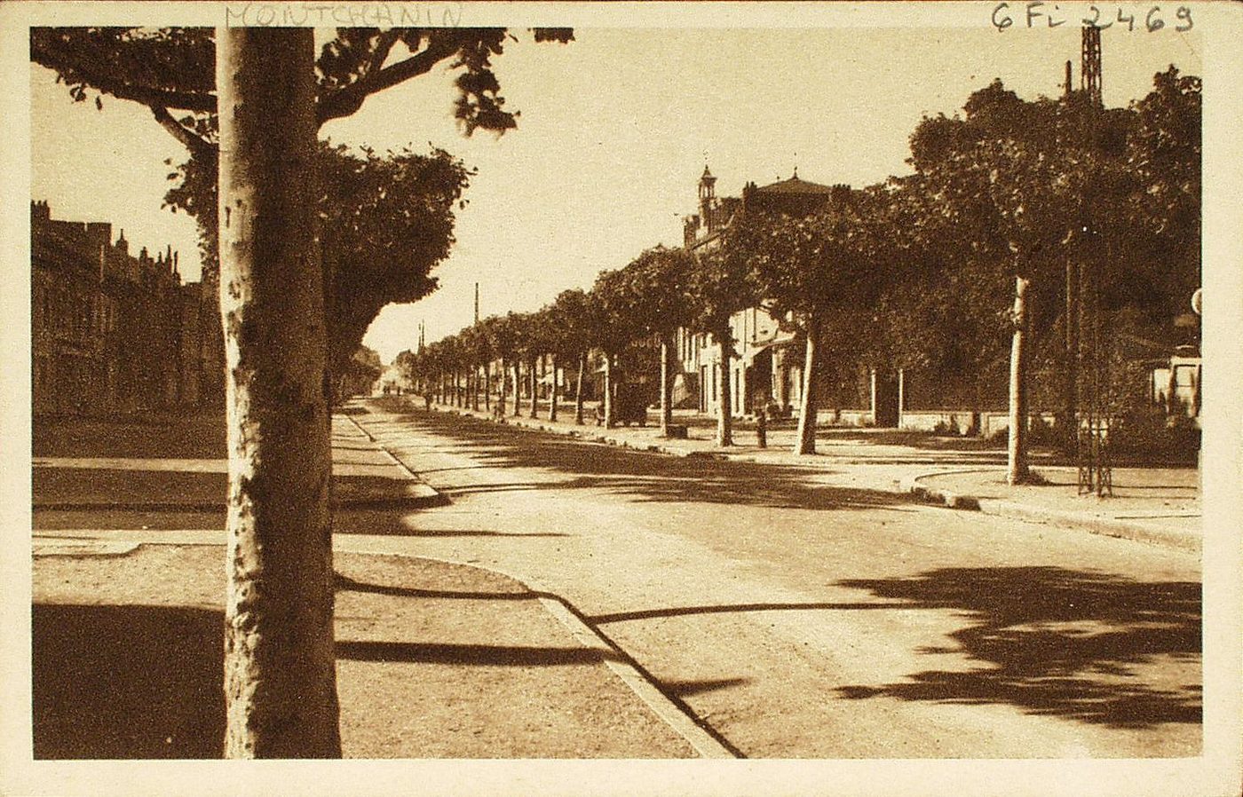 Montchanin-les-Mines. Avenue de la République et mairie.