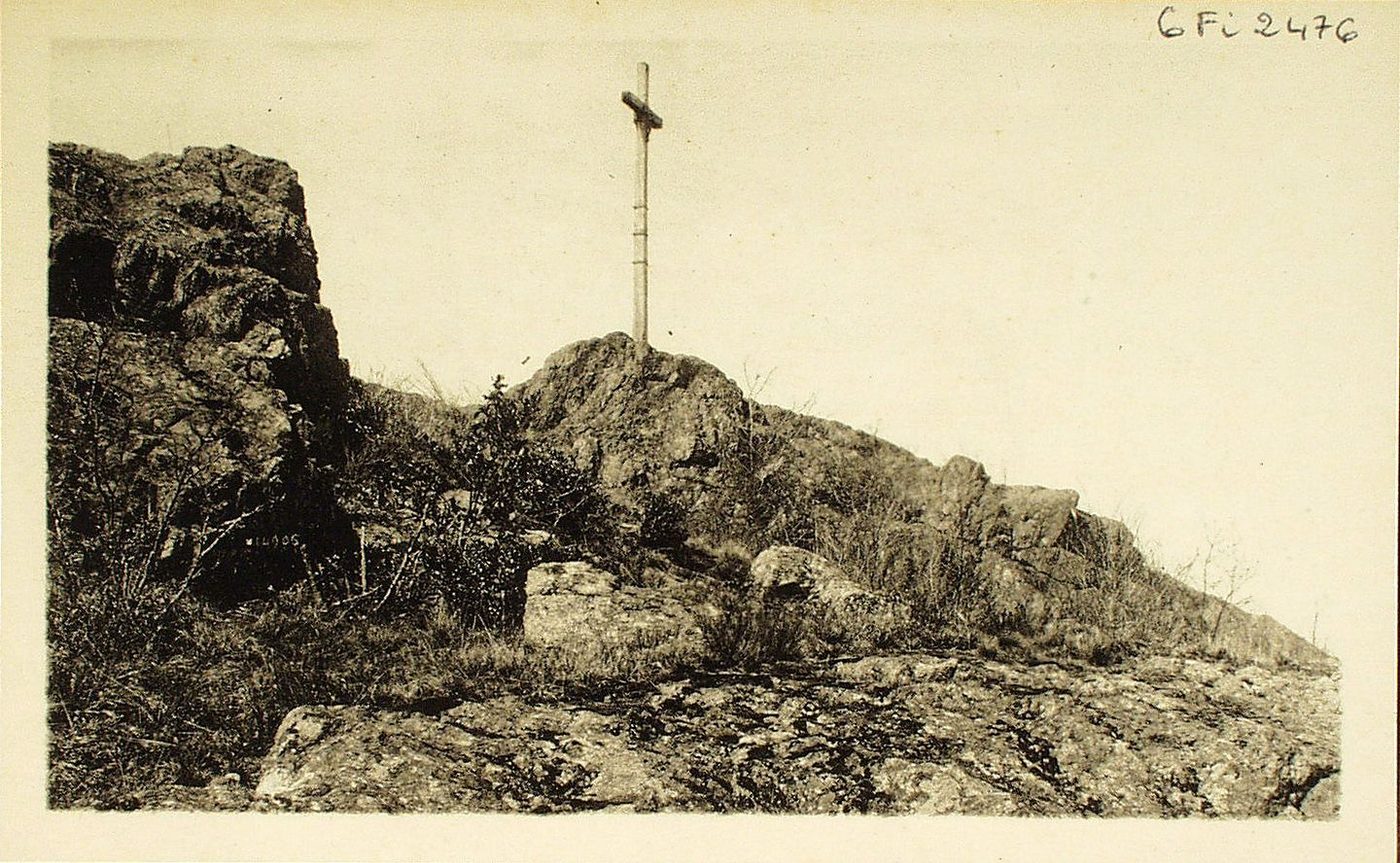 Montmelard. La croix au sommet de la montagne Saint-Cyr.