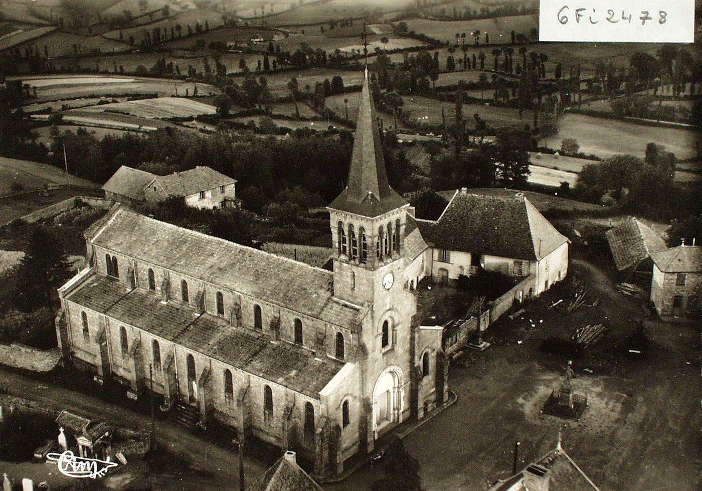 Montmelard. Vue aérienne. L'église.
