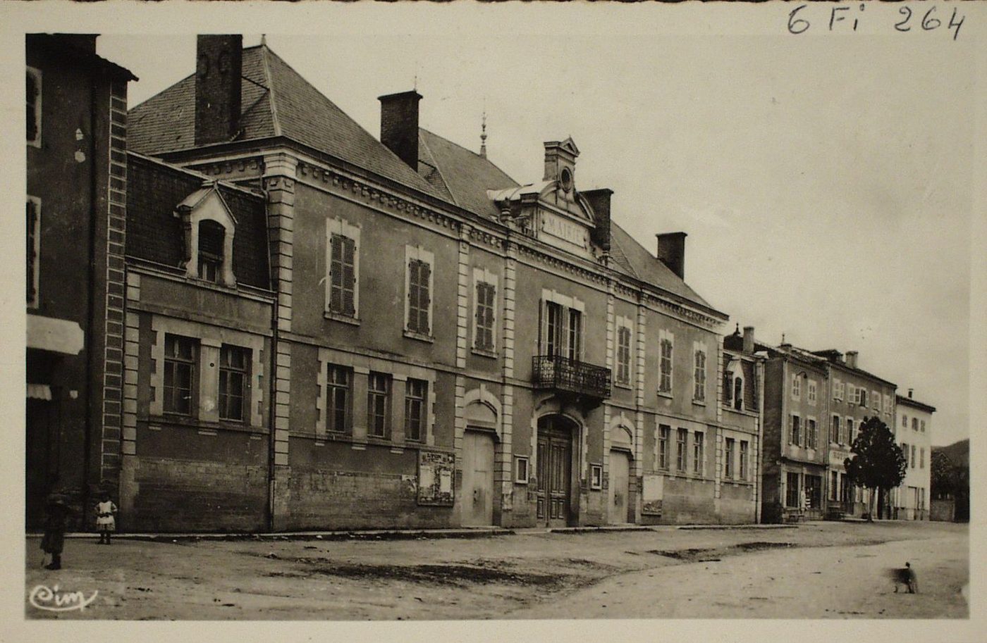 Azé. Place de la mairie.