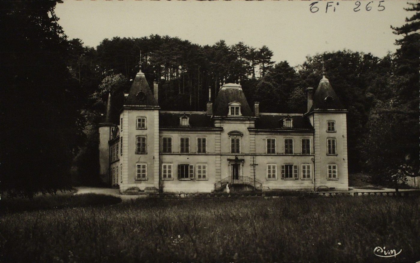 Azé. Château d'Aisne. Colonie de vacances de la ville de Mâcon.