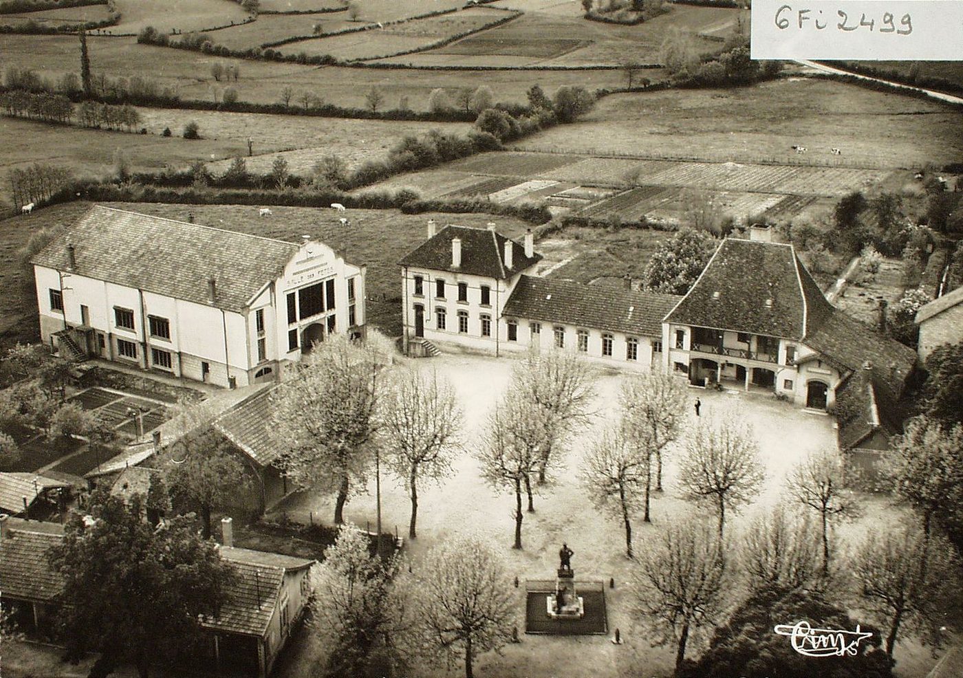 Montpont. Vue aérienne. Place de la mairie.