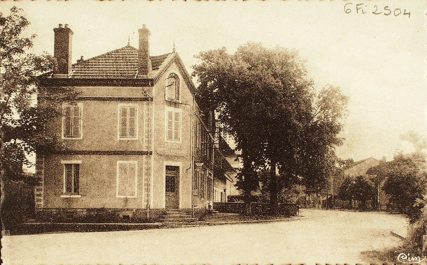 Montpont. La poste.