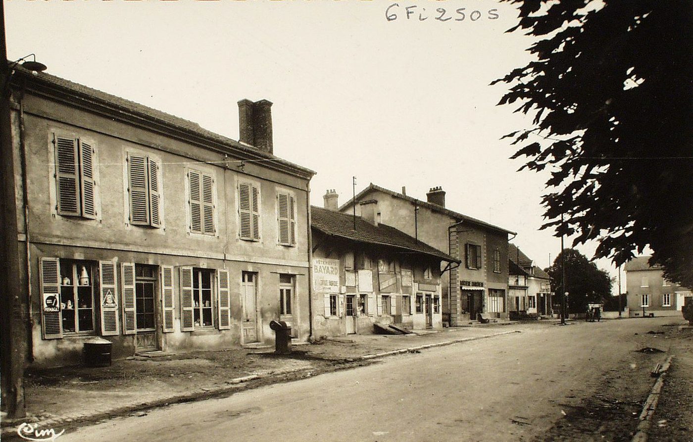 Montpont. Grande rue.