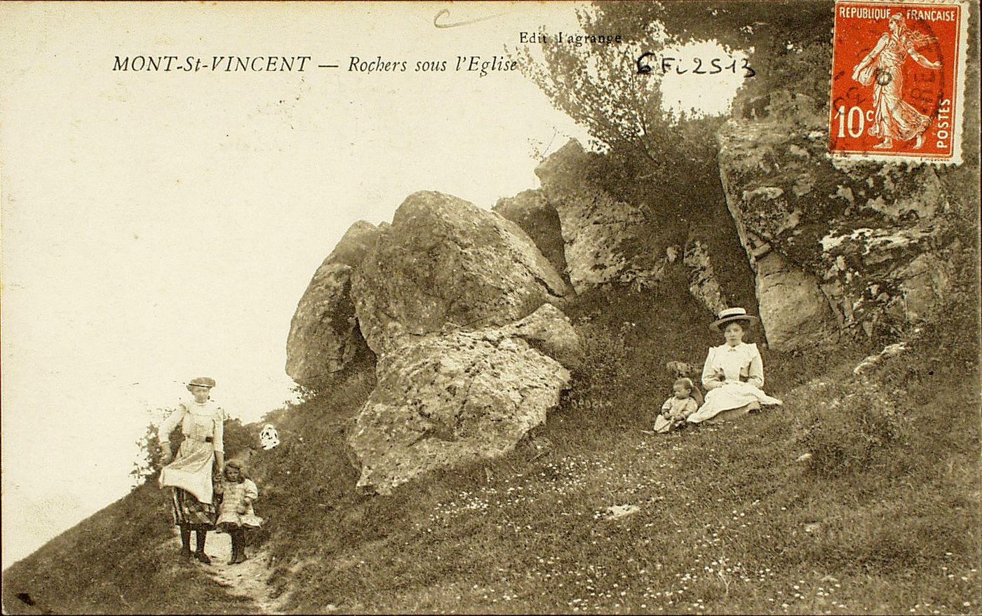 Mont-Saint-Vincent. Rochers sous l'église.