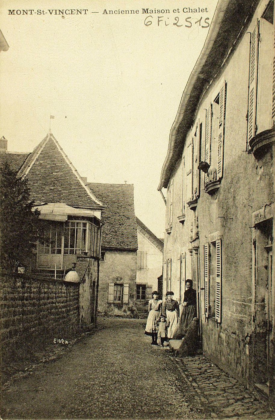 Mont-Saint-Vincent. Ancienne maison et chalet.